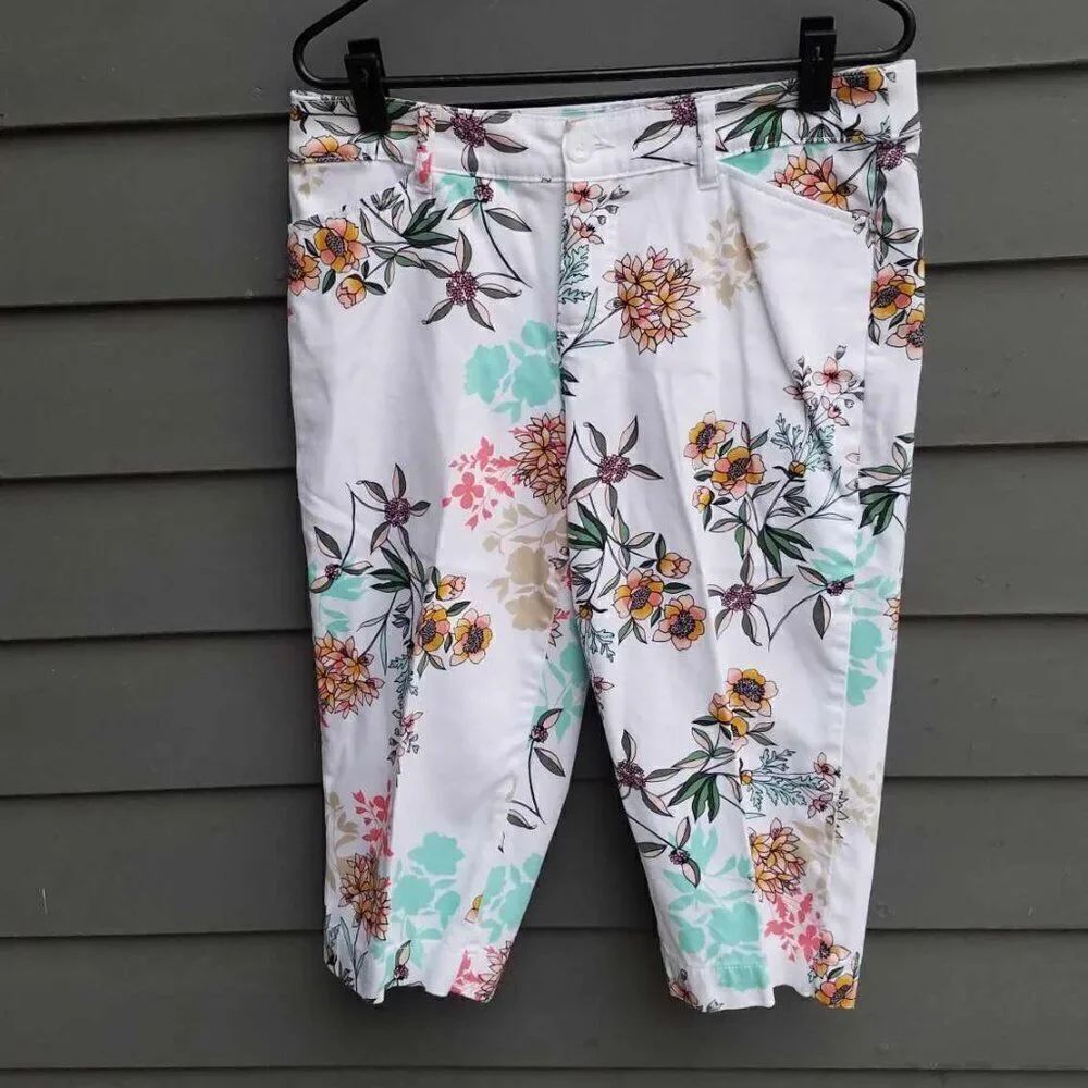 ST Johns Bay White Floral Capri size 10 Petite